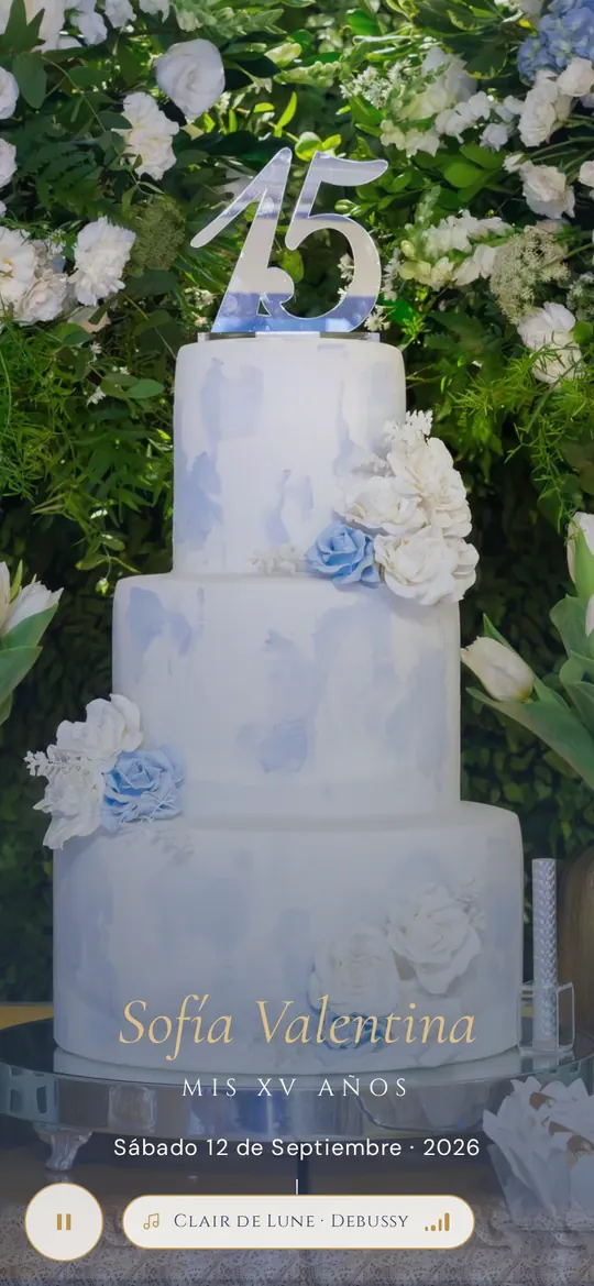 Demo de invitación digital de XV años abierta en un celular, con pastel de quince años y el nombre Sofía Valentina
